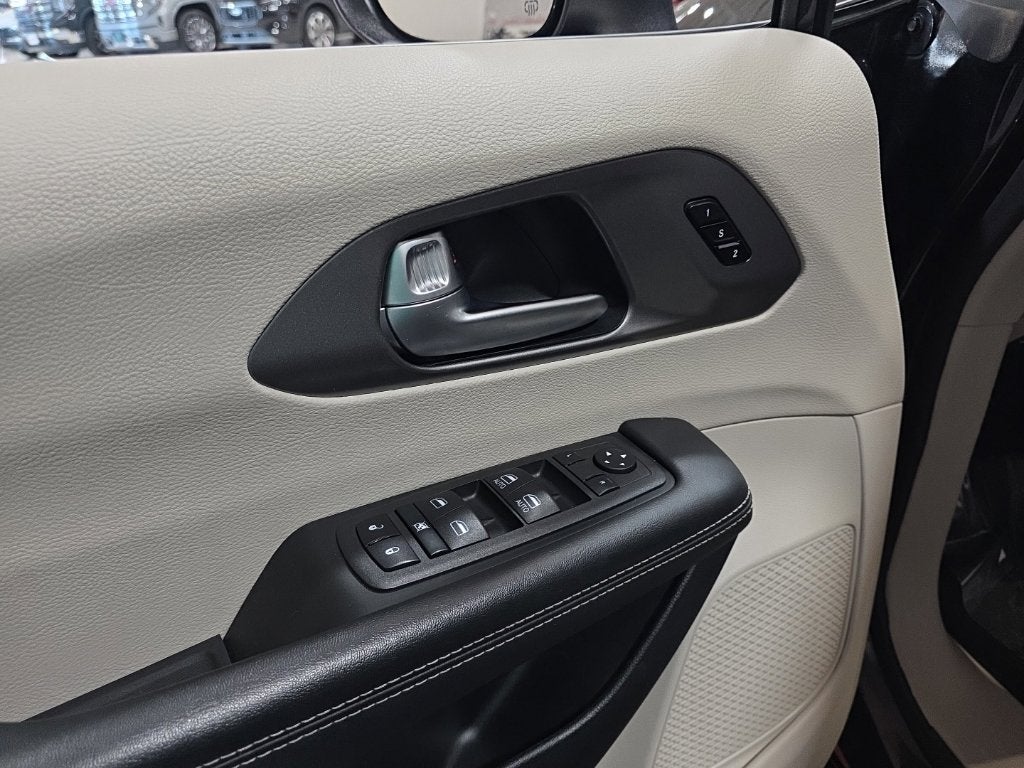 2023 Chrysler Pacifica Touring L Carbravo GM CPO