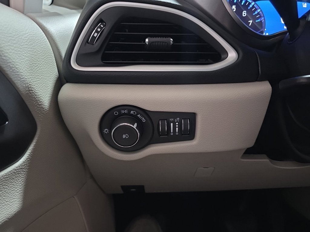 2023 Chrysler Pacifica Touring L Carbravo GM CPO