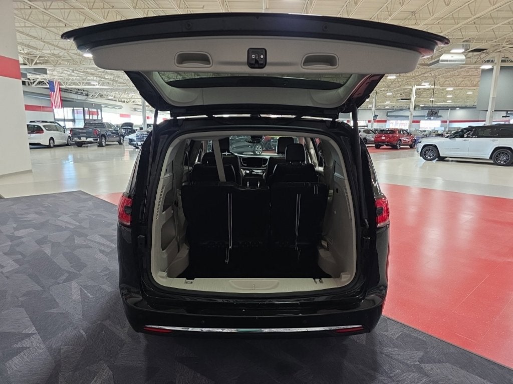 2023 Chrysler Pacifica Touring L Carbravo GM CPO