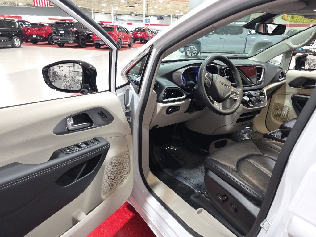 2024 Chrysler Pacifica Touring L - Photo 11