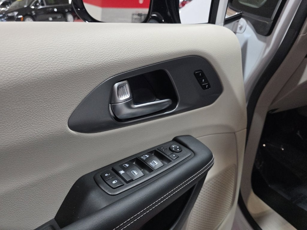 2024 Chrysler Pacifica Touring L - Photo 12