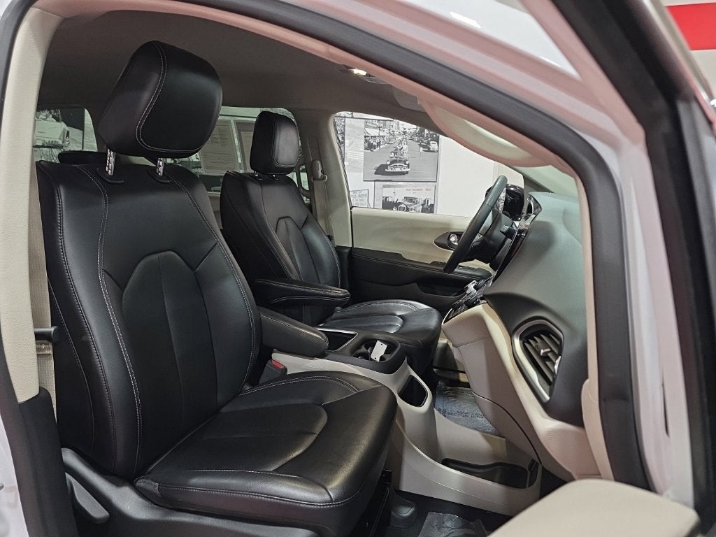 2024 Chrysler Pacifica Touring L - Photo 17