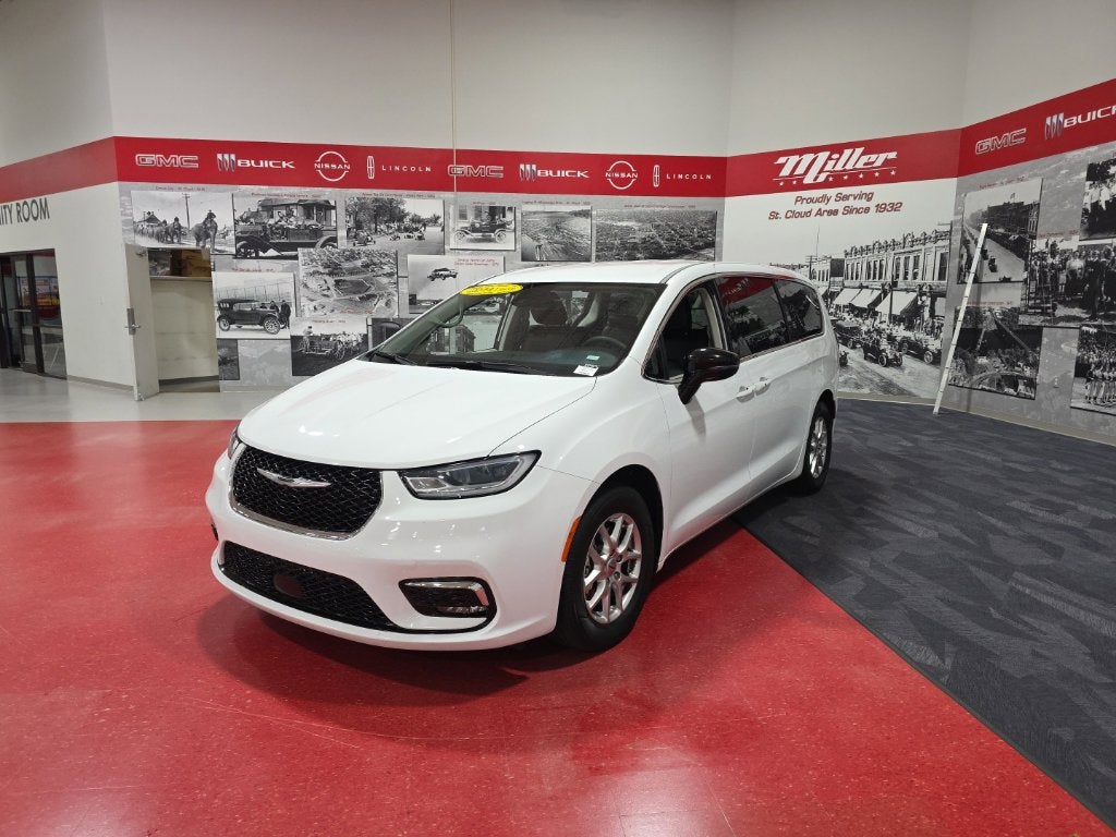 2024 Chrysler Pacifica Touring L - Photo 8