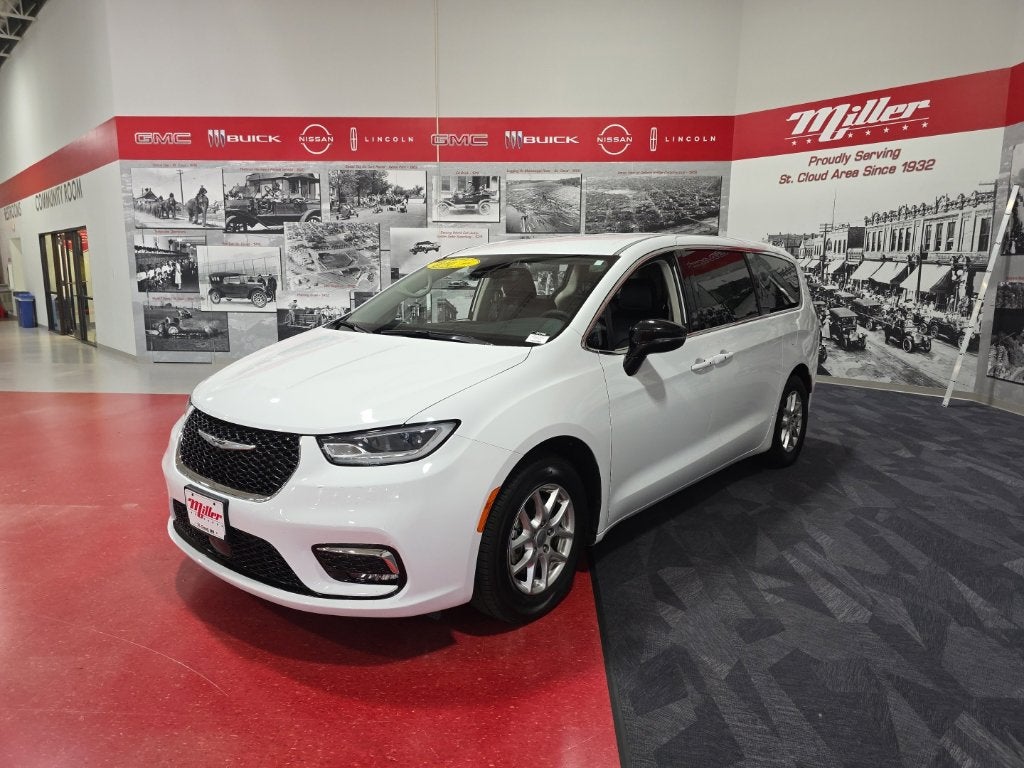 2024 Chrysler Pacifica Touring L Carbravo GM CPO