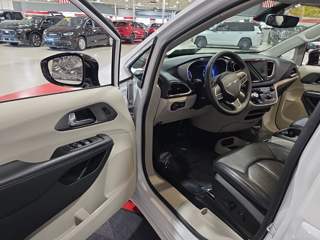 2024 Chrysler Pacifica Touring L Carbravo GM CPO