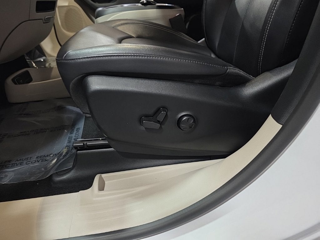 2024 Chrysler Pacifica Touring L Carbravo GM CPO