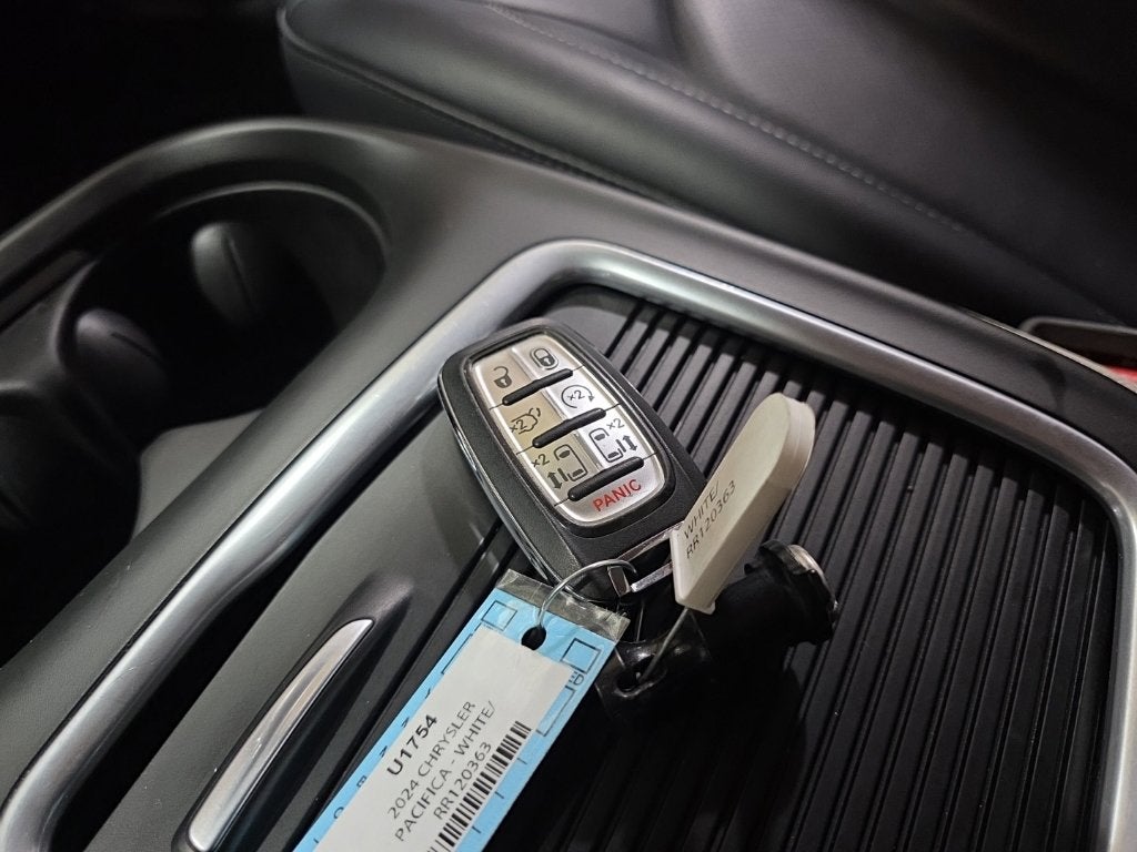 2024 Chrysler Pacifica Touring L Carbravo GM CPO