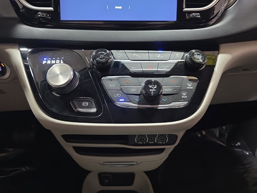 2024 Chrysler Pacifica Touring L Carbravo GM CPO