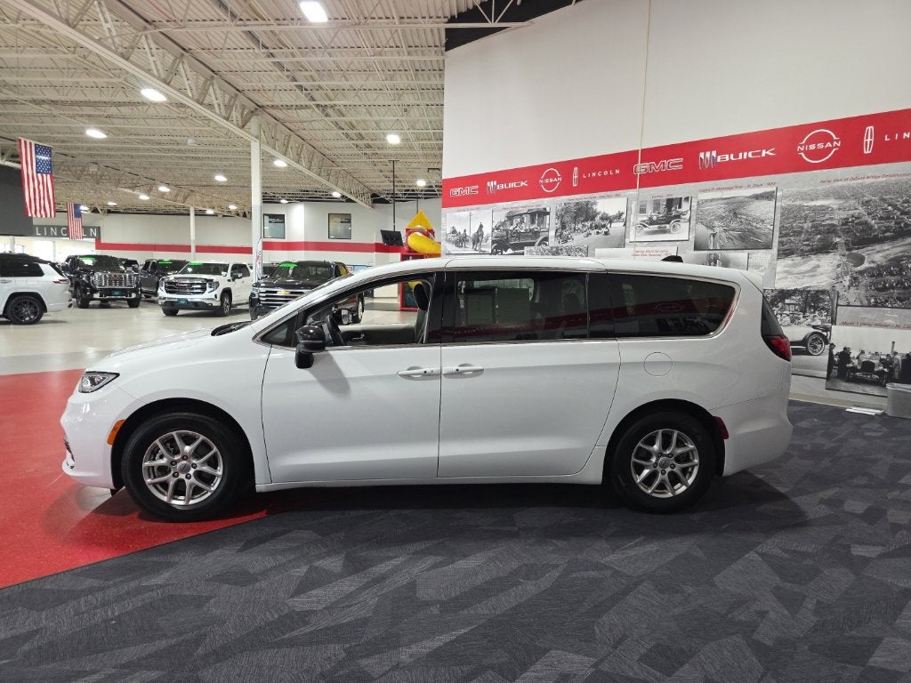 2024 Chrysler Pacifica Touring L Carbravo GM CPO