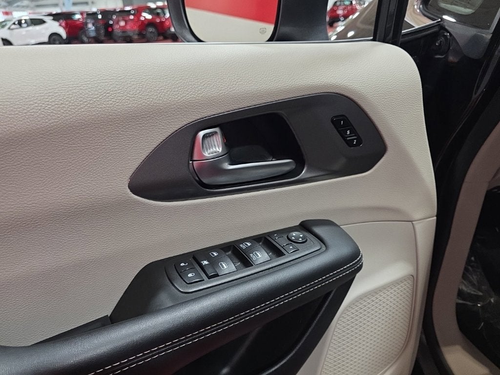 2023 Chrysler Pacifica Touring L - Photo 12