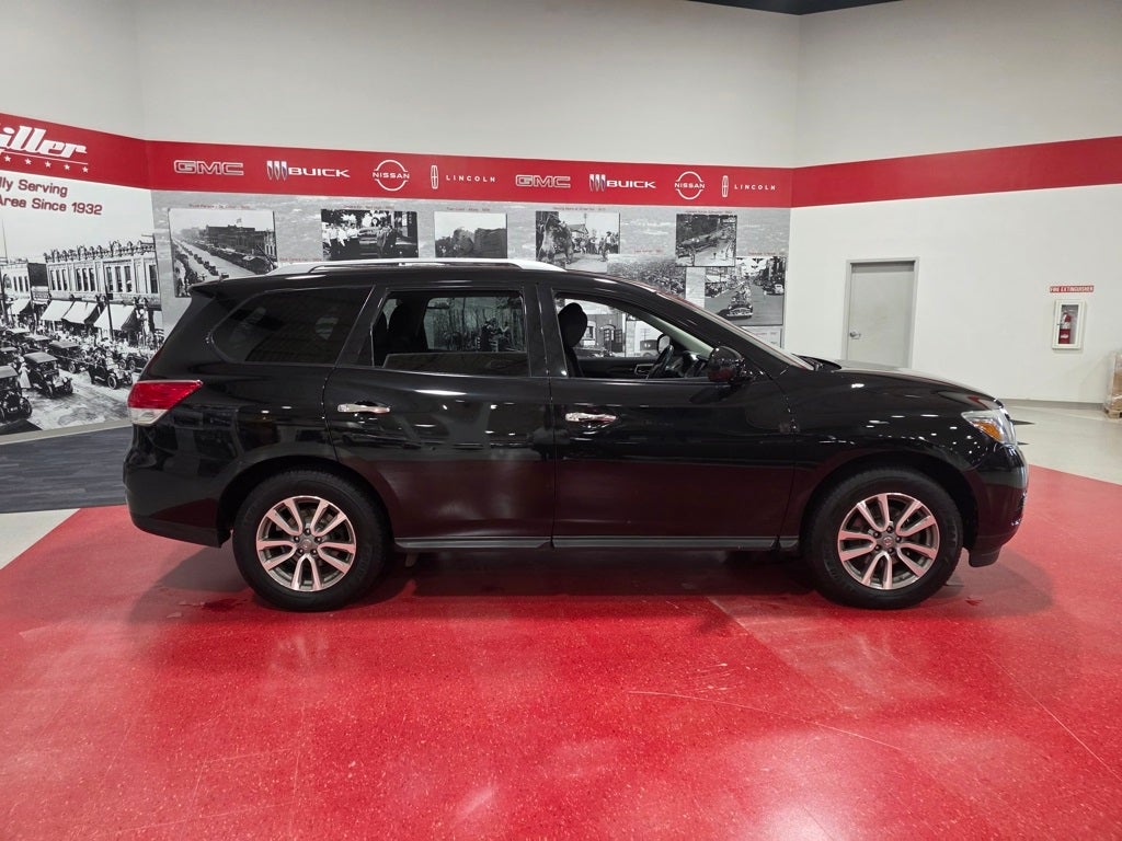 Used 2016 Nissan Pathfinder SV with VIN 5N1AR2MM5GC636260 for sale in St. Cloud, Minnesota