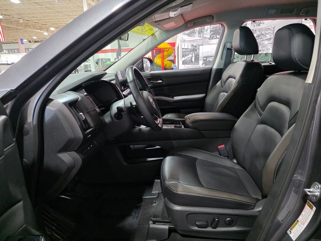 2023 Nissan Pathfinder SL