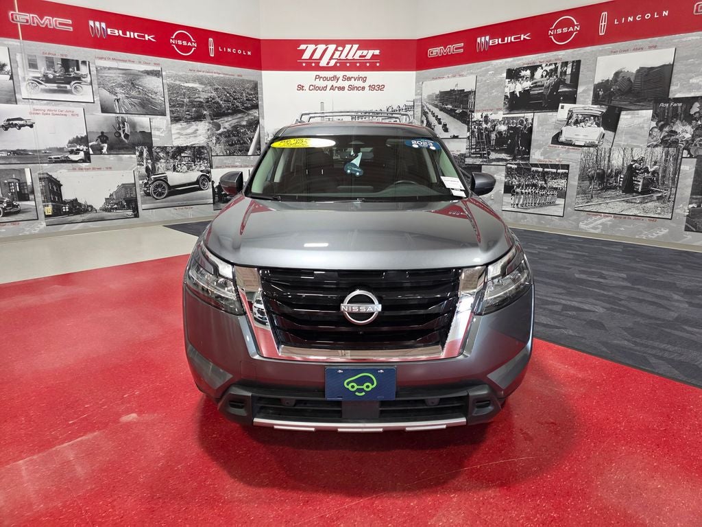 2023 Nissan Pathfinder SL