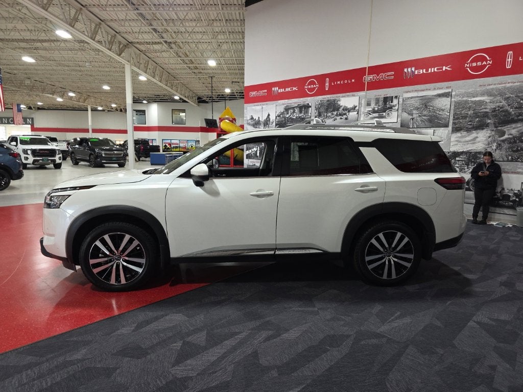 2023 Nissan Pathfinder Platinum Carbravo Certified