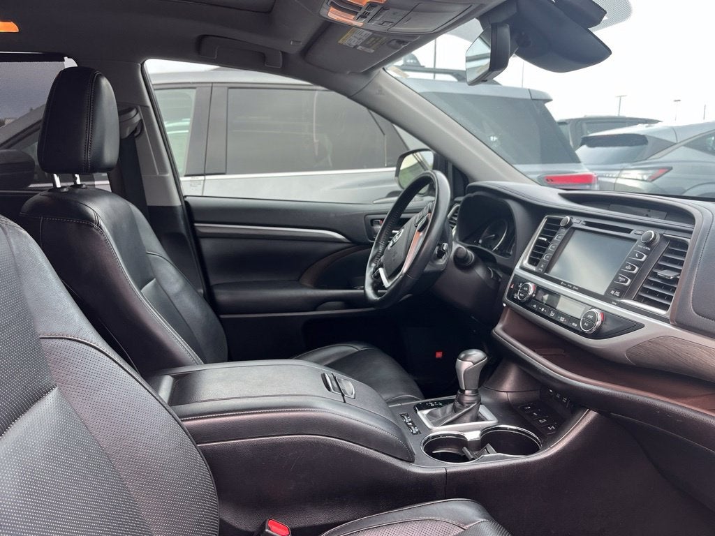 Used 2018 Toyota Highlander Limited Platinum with VIN 5TDDZRFH6JS874618 for sale in St. Cloud, Minnesota