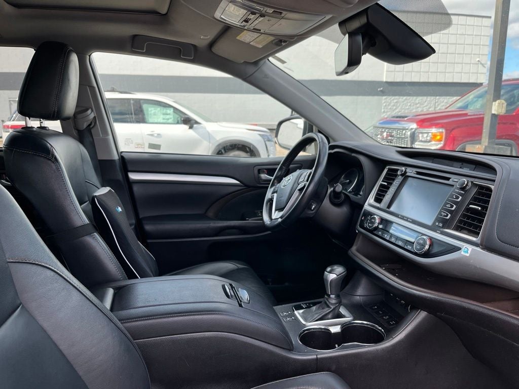 Used 2019 Toyota Highlander XLE with VIN 5TDJZRFH7KS916265 for sale in St. Cloud, Minnesota