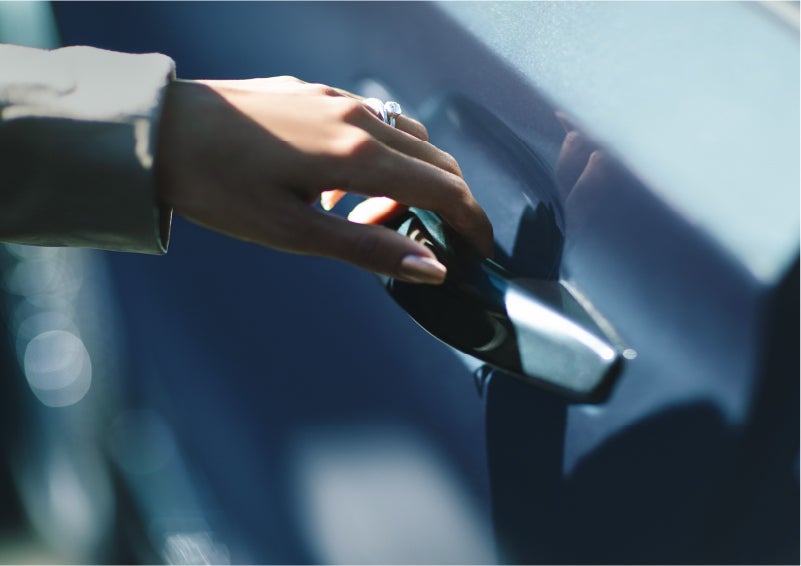 A hand gracefully grips the Light Touch Handle of a 2023 Lincoln Aviator® SUV to demonstrate its ease of use | Miller Lincoln in Saint Cloud MN