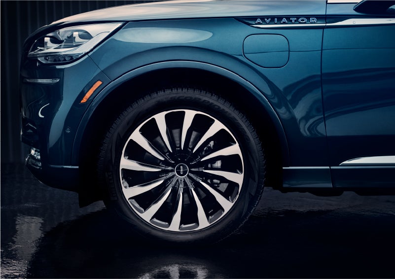 The 2023 Lincoln Aviator® Black Label Grand Touring model with unique 12-spoke wheel | Miller Lincoln in Saint Cloud MN