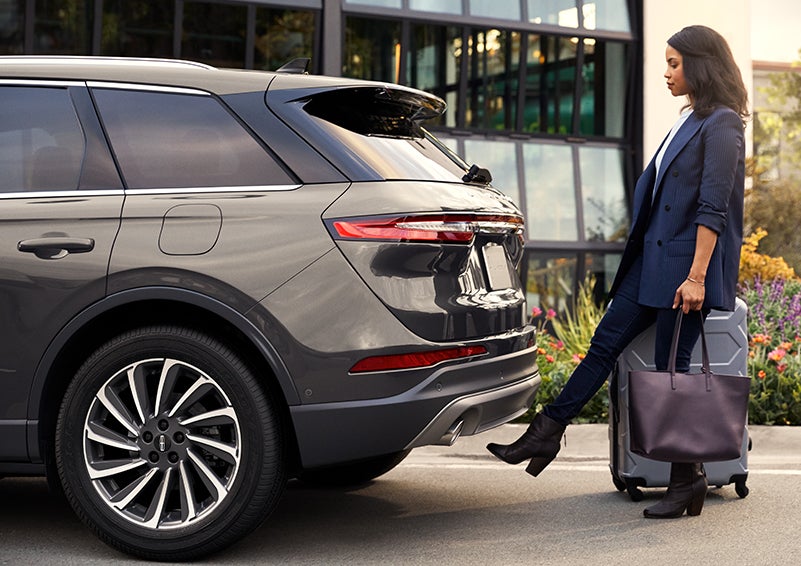A woman with her hands full uses her foot to activate the hands-free liftgate. | Miller Lincoln in Saint Cloud MN