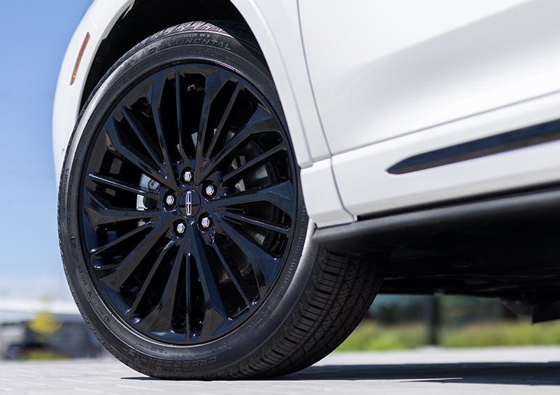 The stylish blacked-out 20-inch wheels from the available Jet Appearance Package are shown. | Miller Lincoln in Saint Cloud MN