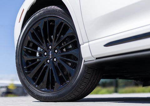 The stylish blacked-out 20-inch wheels from the available Jet Appearance Package are shown. | Miller Lincoln in Saint Cloud MN