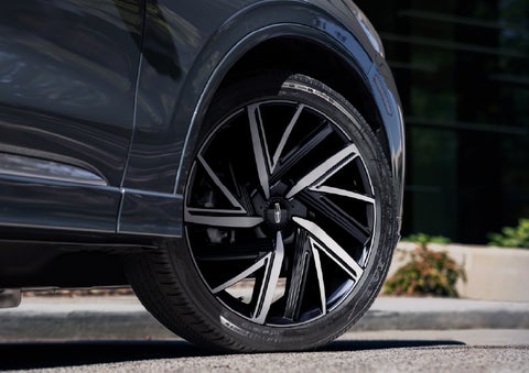 The wheel of the 2026 Lincoln Aviator® SUV is shown slightly angled out | Miller Lincoln in Saint Cloud MN