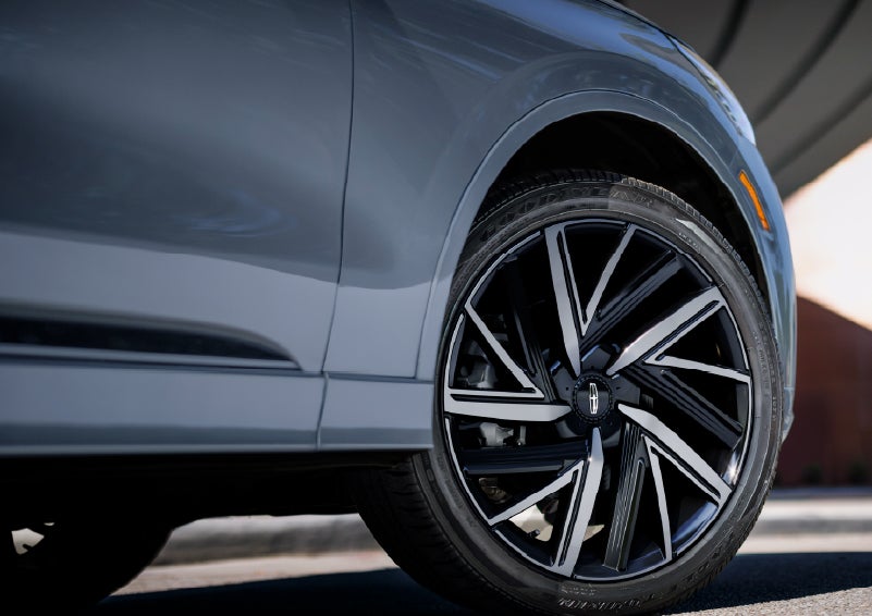 The wheel of the 2027 Lincoln Aviator® Black Label™ SUV is shown slightly angled out. | Miller Lincoln in Saint Cloud MN